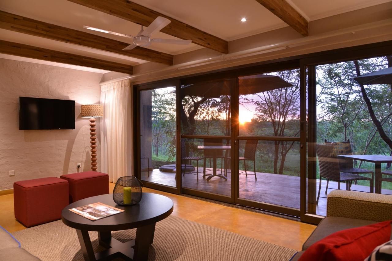 Victoria Falls Safari Suites Δωμάτιο φωτογραφία